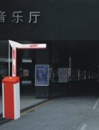 거리 안전 차 주차를 위한 원격 제어 자동적인 붐 문